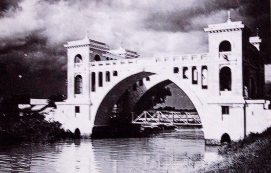 	le-pont-du-dollar-ou-le-pont-verneville-le-canal-a-ete-comble-entre-1928-et-1935